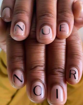 Arte de uñas con letras que forman mensajes