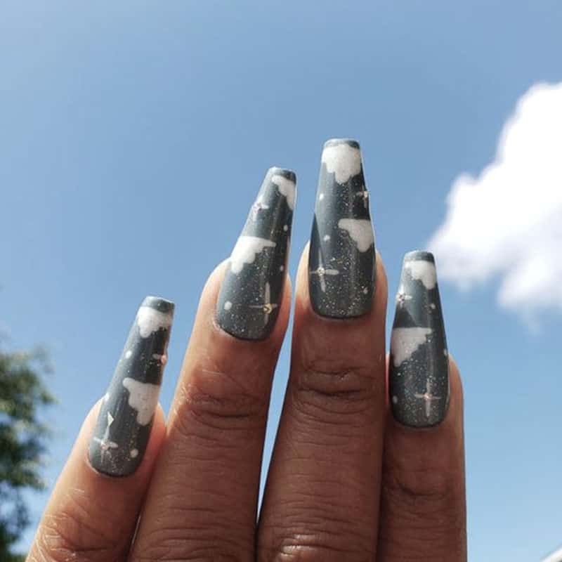 Arte de uñas con nubes grises y blancas