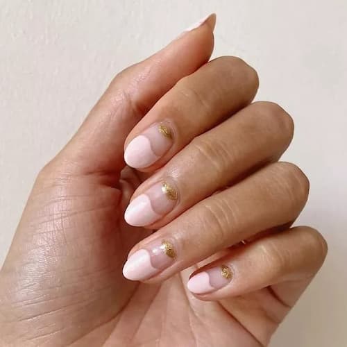 Arte de uñas discreta de color rosa pálido