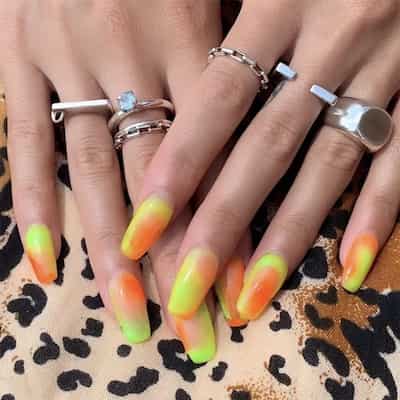 Arte de uñas fluorescente