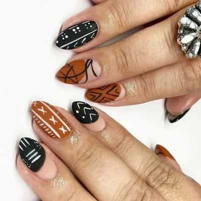Arte de uñas negro y marrón