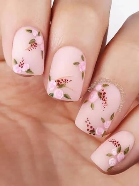 Arte floral en uñas acrílicas cortas