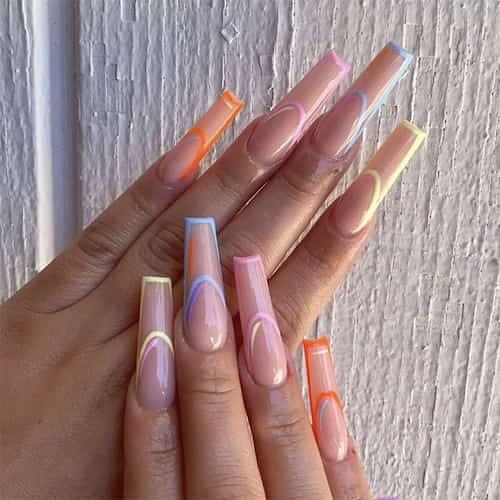 Arte lineal en colores pastel-Ideas de uñas acrílicas