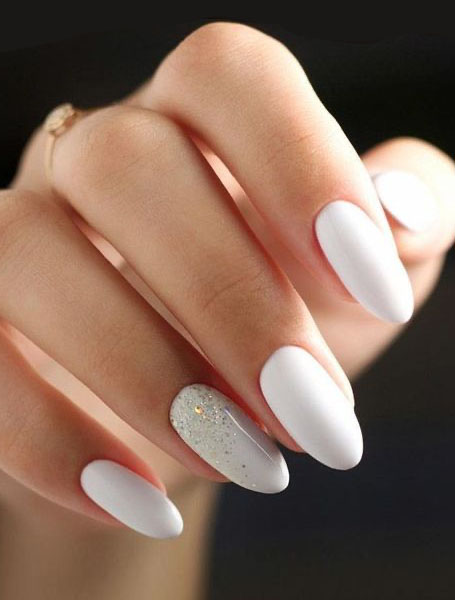 Blanco con uñas brillantes