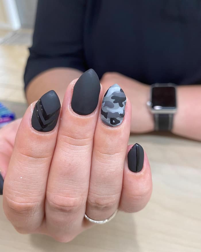 Camuflaje oscuro-diseños de uñas de camuflaje