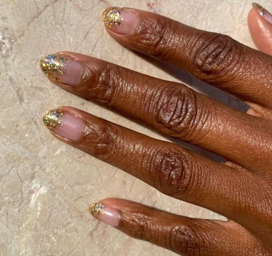 Consejos de brillo dorado para uñas