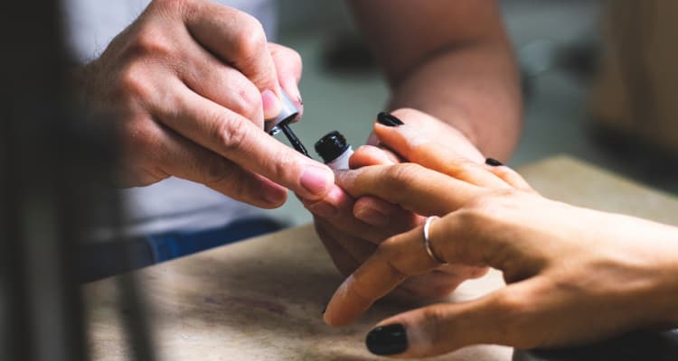 Cuál es la Diferencia con un Esmalte de uñas Tradicional