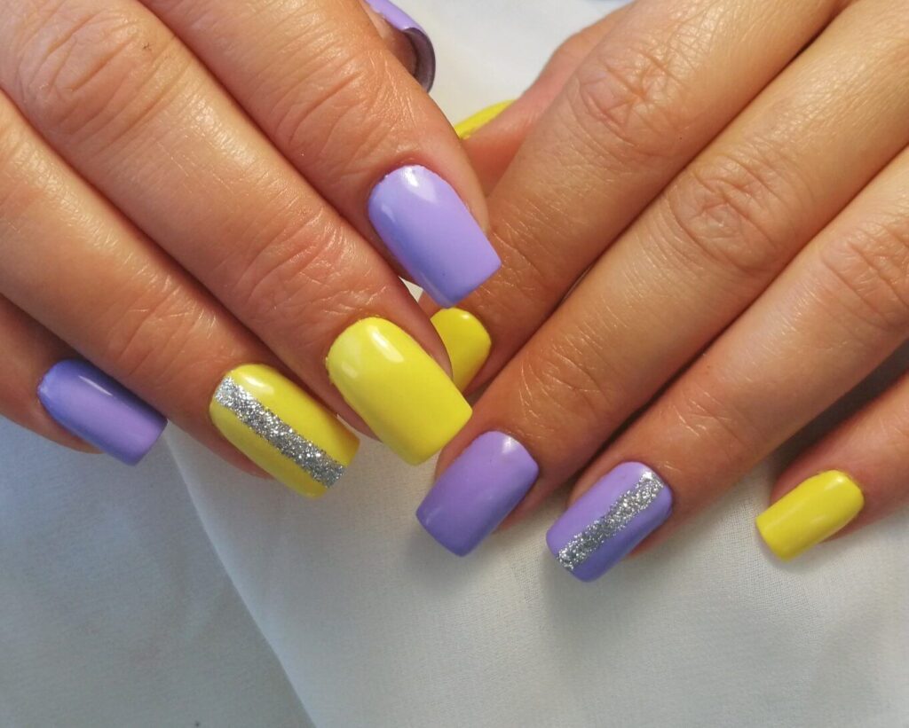 Diseño de uñas Púrpura y el amarillo