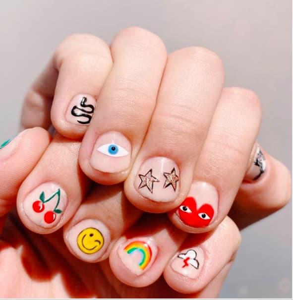 Diseño de uñas con emojis