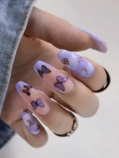 Diseño de uñas con logotipo de mariposa