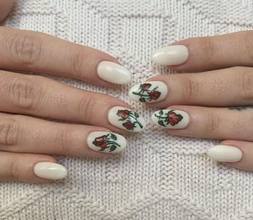 Diseño de uñas rosas fondo blanco