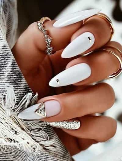 Diseños de uñas blancas y doradas