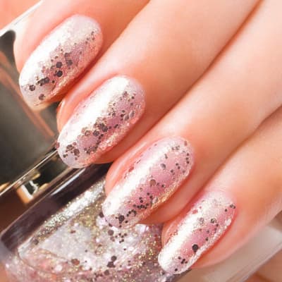 Esmalte de uñas con purpurina rosa