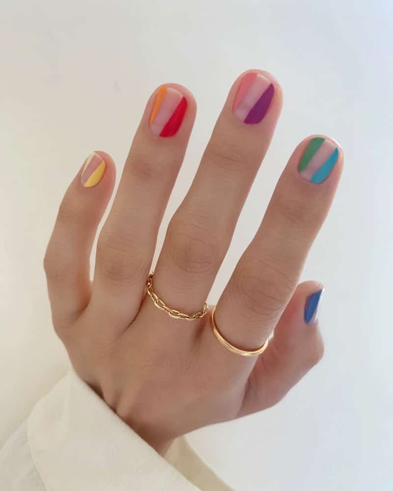 Francesa de arco iris en uñas cortas