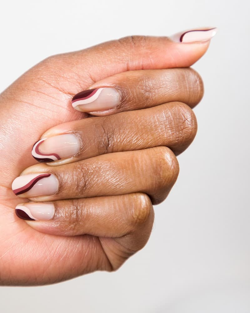 Garabatos neutrales-maravilloso arte de uñas onduladas