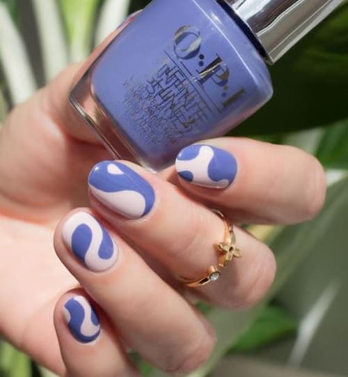 Hermosas uñas con remolinos azules y blancos