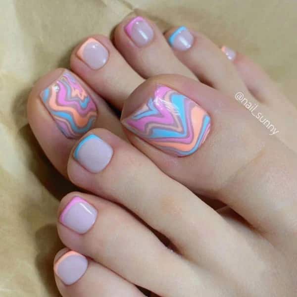 Lindo diseño de uñas en colores pastel