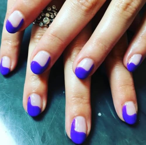 Manicura francesa violeta en uñas cortas