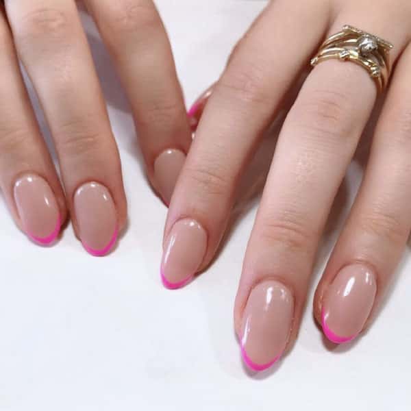 Manicura francesa ovalada de punta rosa
