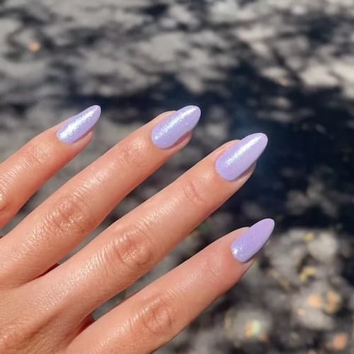 Manicura holográfica lavanda