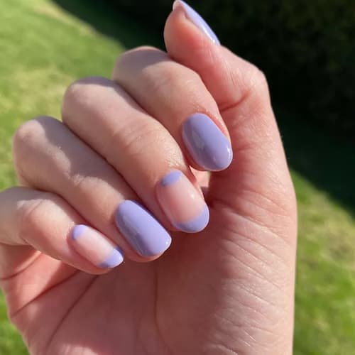 Manicura lavanda con espacio negativo