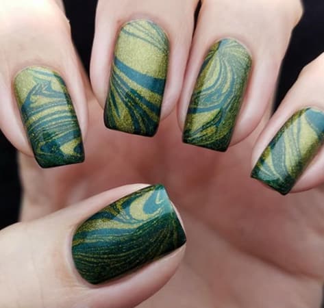 Remolinos galácticos color verde para nails