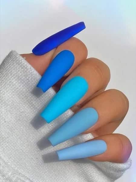 Sombras de uñas de bailarina azul