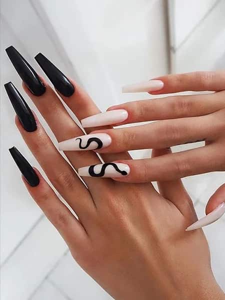 Uñas Negras con Diseño Serpiente