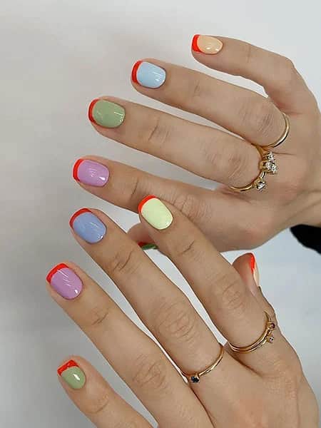Uñas coloridas con manicura francesa