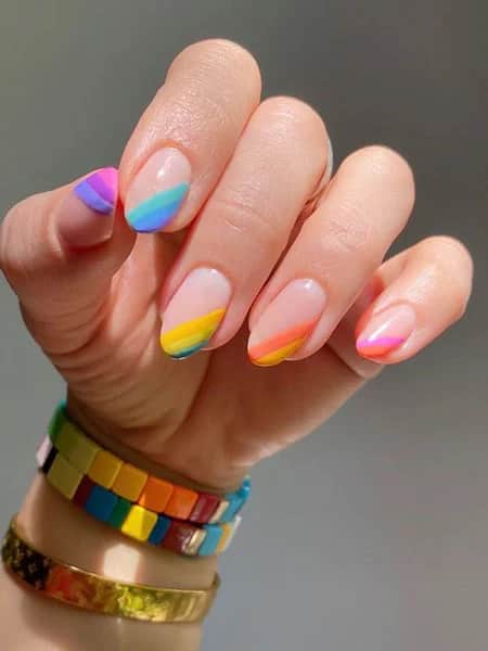 Uñas con bordes de arcoíris