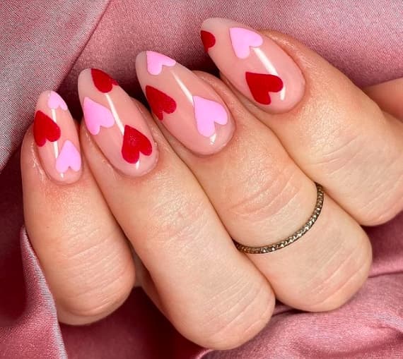 Diseños de uñas del Día de San Valentín Uñas con corazones rojos y rosados