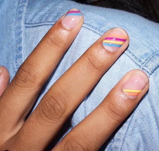 Uñas cortas con colores de arcoíris