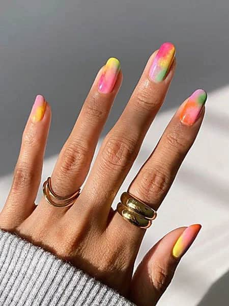 Uñas de arcoíris con efecto de acuarela