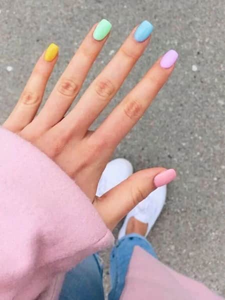 Uñas de arcoíris en colores pastel