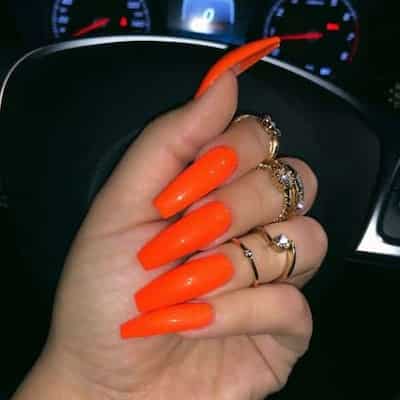 Uñas de color naranja brillante 