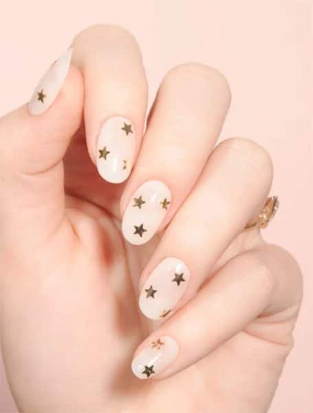 Uñas de estrella de oro minimalistas