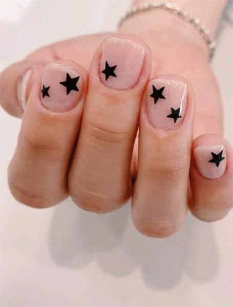 Uñas de estrella minimalistas negras