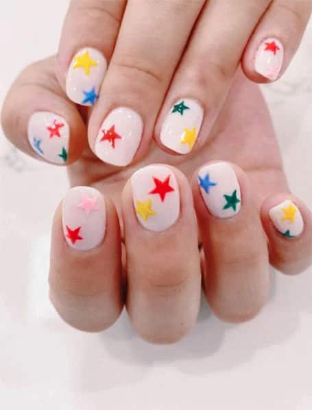 Uñas de estrellas multicolores