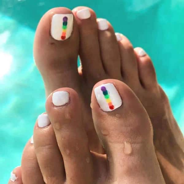 Uñas de los pies blancas con arcoíris
