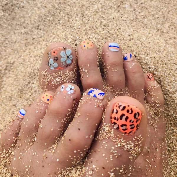 Uñas de los pies con estampado de leopardo y flores-Diseños de Uñas para Pies en el verano