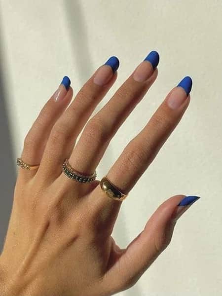 Uñas de punta francesa azul real