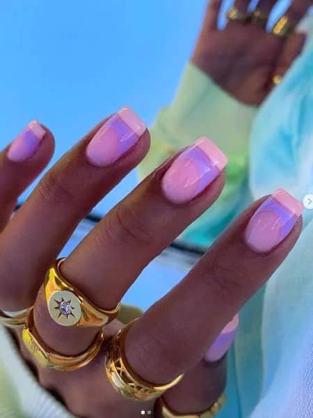 Uñas de punta francesa de color rosa pastel y púrpura