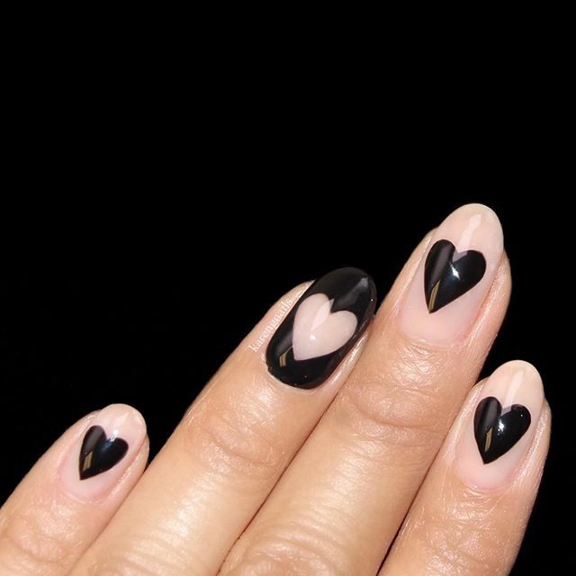 Uñas de reina de corazones negros