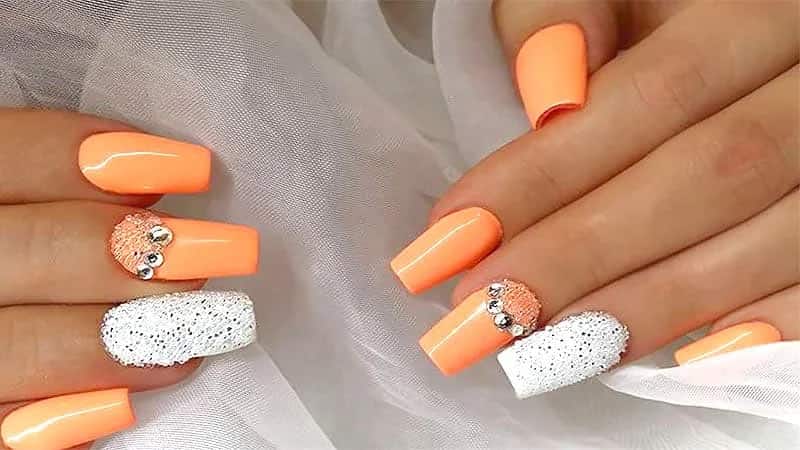 Uñas naranjas para tu boda