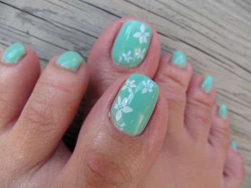 diseño de uñas de pies flores verde crema