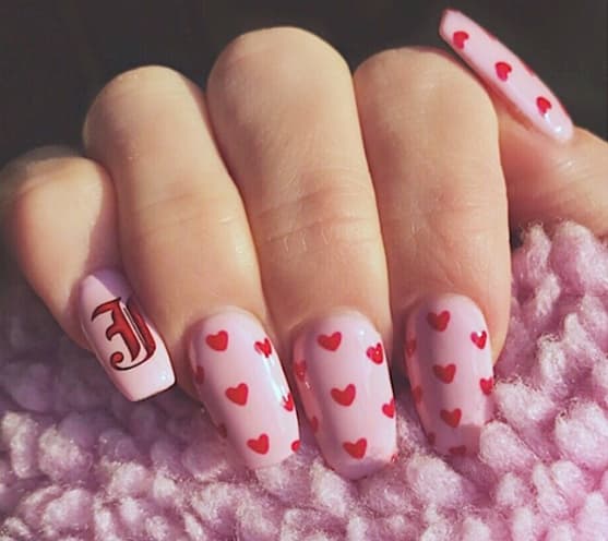diseño de uñas de san valentin Rosa con corazones rojos