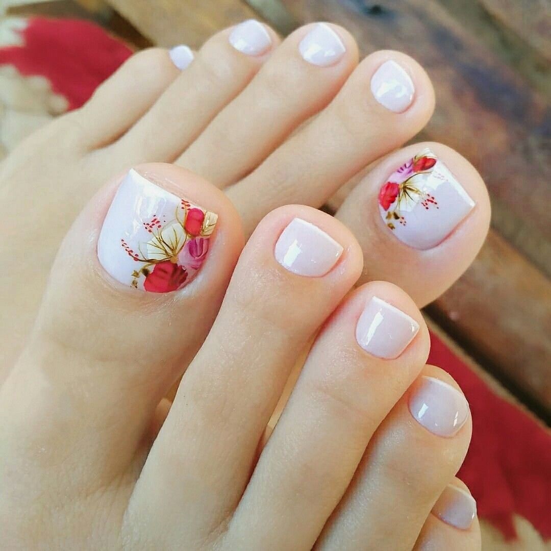 diseño de uñas para pies con flores lindas