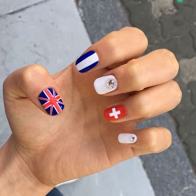 Diseños de uñas para tus vacaciones con bandera