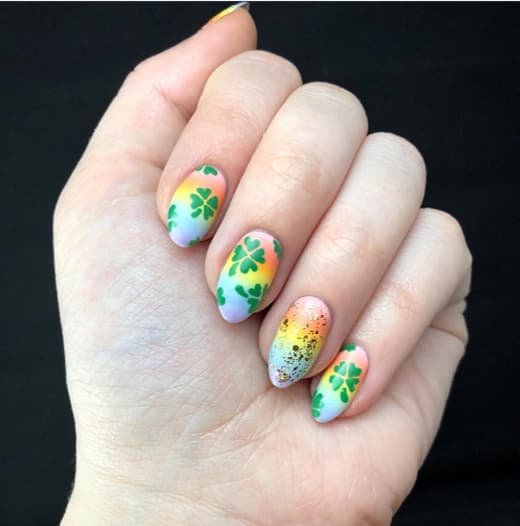 hippie Arco iris y uñas
