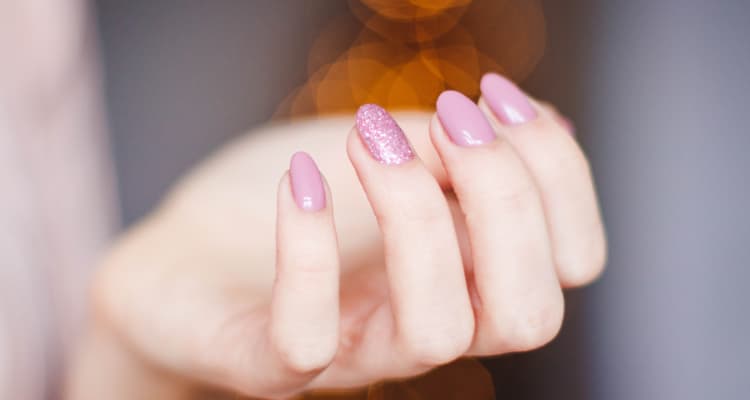 lindos diseños de uñas rosa y blanco clasicas